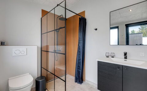 Nitis - 300M to the Fjord: Flooring, Loodgieterswerkinrichting, Verdieping, Interieur Ontwerp, Loodgieter, Badkamer, Tegel, Badkamerkast, Glas