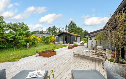 Nitis - 300M to the Fjord: Struik, Huis, Tuin, Huis, Dak, Land Lot, Groundcover, Verblijf, Gang