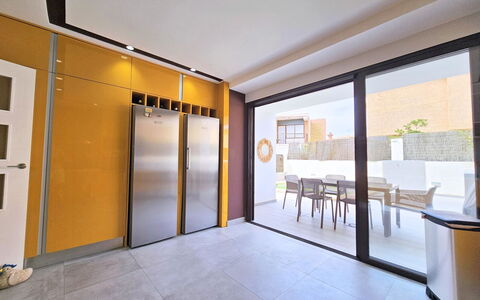 Sweet Home Cabo de Palos: Appartement, Architectuur, Woongebied, Condominium, Samengesteld Materiaal, Stedelijk Ontwerp, Balkon, Gemengd Gebruik, Schaduw