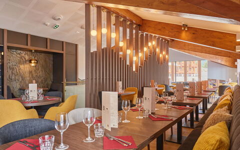 La Rosière 621: Interieur Ontwerp, Plafond, Meubilair, Restaurant, Stoel, Beits, Lichte Inrichting, Keuken En Eettafel, Hotel, Vernis