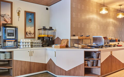 La Rosière 621: Interieur Ontwerp, Countertop, Beits, Voedsel, Serveware, Vernis, Cabinetry, Linens, Ontbijt, Hotel