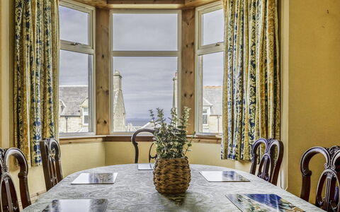 Lossiemouth Manor: Appartement, Architectuur, Woongebied, Condominium, Samengesteld Materiaal, Stedelijk Ontwerp, Balkon, Gemengd Gebruik, Schaduw