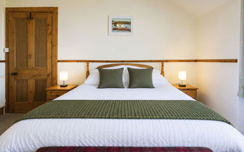 Lossiemouth Manor: Meubilair, Bed, Interieur Ontwerp, Slaapkamer, Flooring, Hout, Verdieping, Bedding, Laken, Plafond