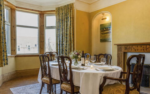 Lossiemouth Manor: Meubilair, Interieur Ontwerp, Hout, Flooring, Verdieping, Plafond, Verlichting, Kamer, Tafel, Stoel