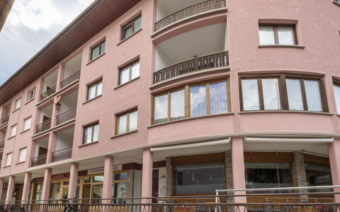 Bormio 37: Appartement, Architectuur, Woongebied, Condominium, Samengesteld Materiaal, Stedelijk Ontwerp, Balkon, Gemengd Gebruik, Schaduw