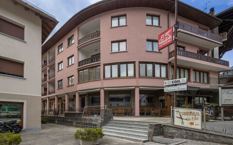 Bormio 37: Appartement, Architectuur, Woongebied, Condominium, Samengesteld Materiaal, Stedelijk Ontwerp, Balkon, Gemengd Gebruik, Schaduw
