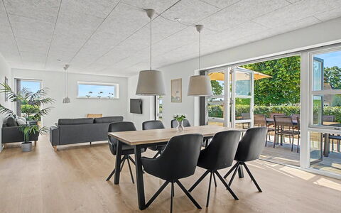 Iolani - 2.2Km from the Sea: Flooring, Plafond, Hout, Interieur Ontwerp, Verdieping, Meubilair, Lichte Inrichting, Stoel, Keuken En Eettafel, Houten Vloer