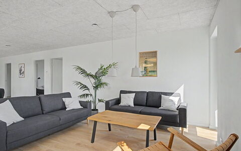 Iolani - 2.2Km from the Sea: Flooring, Muur, Hout, Interieur Ontwerp, Meubilair, Verdieping, Plafond, Verlichting, Lichte Inrichting, Houten Vloer