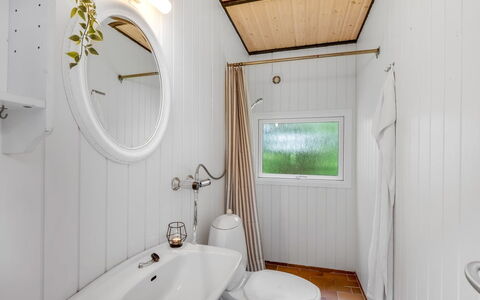 Hege - 1Km to the Fjord: Hout, Loodgieterswerkinrichting, Interieur Ontwerp, Plafond, Flooring, Verdieping, Loodgieter, Lichte Inrichting, Badkamer, Kraan