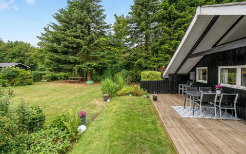 Hege - 1Km to the Fjord: Struik, Huis, Huis, Verblijf, Dak, Tuin, Groundcover, Landgoed, Landscaping, Gazon