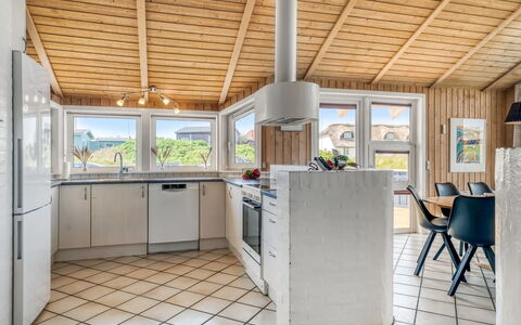 Nis - 75M from the Sea: Keuken, Hout, Flooring, Plafond, Verdieping, Countertop, Interieur Ontwerp, Toestel Van De Keuken, Cabinetry, Kamer