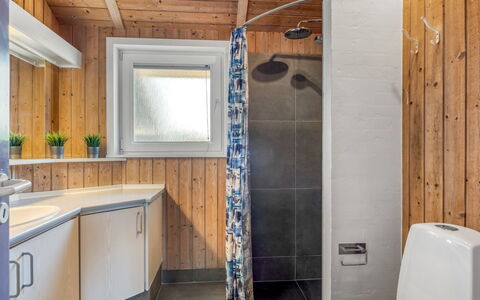 Nis - 75M from the Sea: Flooring, Hout, Loodgieterswerkinrichting, Interieur Ontwerp, Verdieping, Plafond, Wastafel, Badkamer, Kamer, Kraan