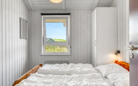 Nis - 75M from the Sea: Hout, Slaapkamer, Laken, Bedding, Bed, Bed Frame, Plank, Hardwood, Beits, Daylighting