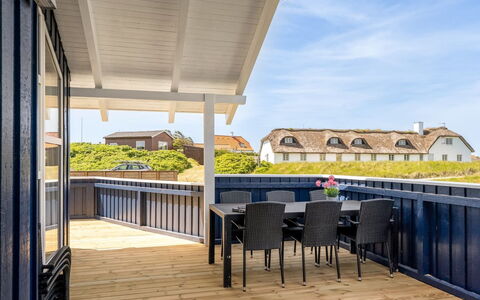 Nis - 75M from the Sea: Hout, Houten Vloer, Dek, Veranda, Hardwood, Plank, Beits, Balkon, Schaduw, Leuning