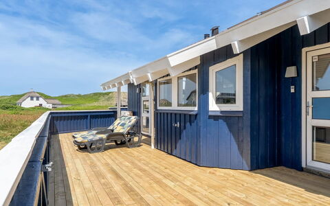 Nis - 75M from the Sea: Blauw, Hout, Hardwood, Plank, Schaduw, Balkon, Houten Vloer