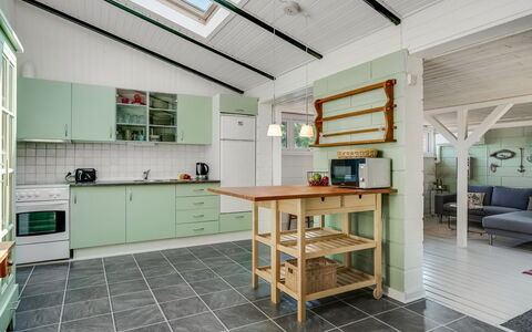 Milo - 200M to the Fjord: Flooring, Plafond, Interieur Ontwerp, Keuken, Verdieping, Meubilair, Major Appliance, Cabinetry, Kamer, Lichte Inrichting