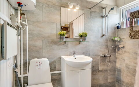 Milo - 200M to the Fjord: Flooring, Loodgieterswerkinrichting, Interieur Ontwerp, Verdieping, Wastafel, Badkamer, Loodgieter, Toilet, Kraan, Tegel