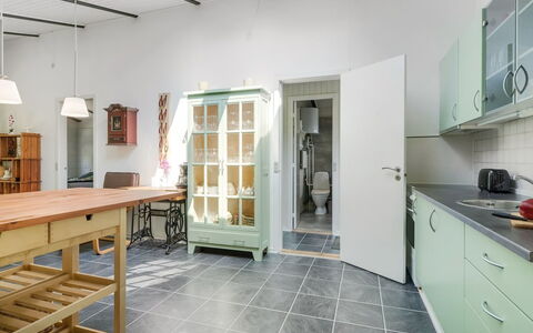 Milo - 200M to the Fjord: Meubilair, Flooring, Interieur Ontwerp, Verdieping, Hout, Keuken, Cabinetry, Plafond, Toestel Van De Keuken, Kast