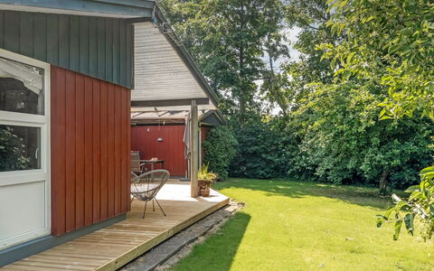 Milo - 200M to the Fjord: Struik, Tuin, Verblijf, Dak, Huis, Siding, Land Lot, Backyard, Groundcover, Garden Gebouwen