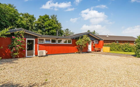 Milo - 200M to the Fjord: Dak, Land Lot, Verblijf, Huis, Garden Gebouwen, Schuur, Oprit, Tuin, Schaduw, Werf