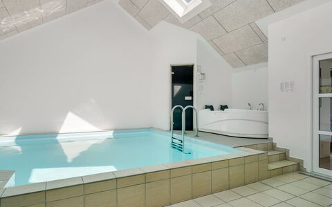 Sonsee - 300M to the Fjord: Flooring, Verdieping, Interieur Ontwerp, Plafond, Loodgieterswerkinrichting, Zwembad, Kamer, Zolder, Toevlucht, Loodgieter