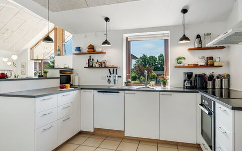 Sonsee - 300M to the Fjord: Keuken, Toestel Van De Keuken, Countertop, Interieur Ontwerp, Flooring, Cabinetry, Major Appliance, Hout, Plafond, Meubilair