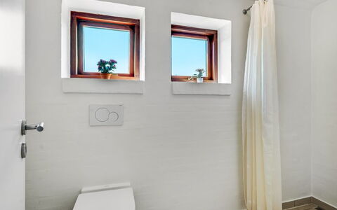 Sonsee - 300M to the Fjord: Muur, Flooring, Badkamer, Verdieping, Loodgieterswerkinrichting, Interieur Ontwerp, Plafond, Toilet, Loodgieter, Kamer