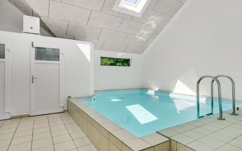 Sonsee - 300M to the Fjord: Plafond, Verdieping, Zwembad, Zolder, Daylighting, Ontwerp, Loodgieterswerkinrichting, Hotel, Toevlucht, Tegel