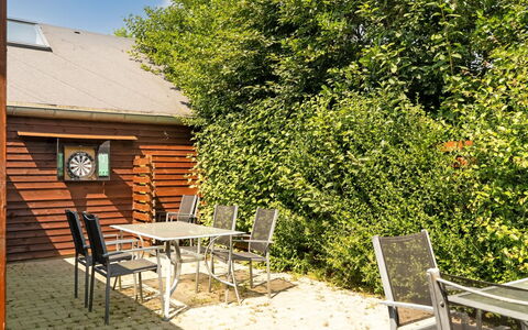 Sonsee - 300M to the Fjord: Struik, Meubilair, Buitenmeubels, Buitentafel, Stoel, Schaduw, Tuin, Beits, Backyard, Werf