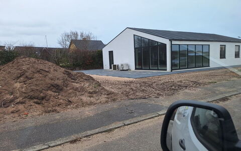 Gundula - 1.3Km from the Sea: Beton, Oprit, Schuur