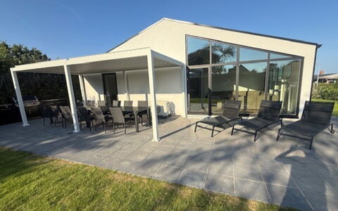 Gundula - 1.3Km from the Sea: Schaduw, Deur, Samengesteld Materiaal, Beton, Outdoor Structuur, Landgoed, Buitenmeubels, Patio, Werf, Veranda