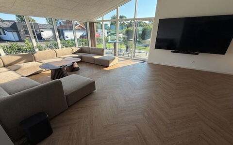 Gundula - 1.3Km from the Sea: Flooring, Verdieping, Hout, Interieur Ontwerp, Meubilair, Woonkamer, Houten Vloer, Bankstel, Plafond, Huis