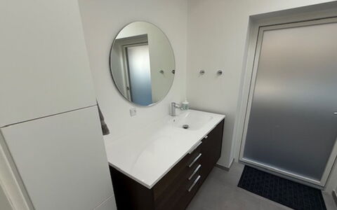 Gundula - 1.3Km from the Sea: Wastafel In De Badkamer, Badkamerkast, Wastafel, Flooring, Interieur Ontwerp, Loodgieterswerkinrichting, Verdieping, Kraan, Spiegel, Badkamer