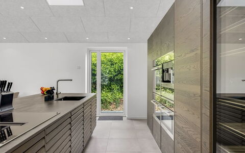 Gundula - 1.3Km from the Sea: Hout, Flooring, Keuken, Plafond, Interieur Ontwerp, Verdieping, Countertop, Tegel, Cabinetry