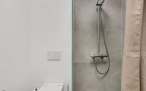 Gundula - 1.3Km from the Sea: Loodgieterswerkinrichting, Badkamer, Flooring, Verdieping, Loodgieter, Toilet, Douchekop, Douche, Douchepaneel, Kraan