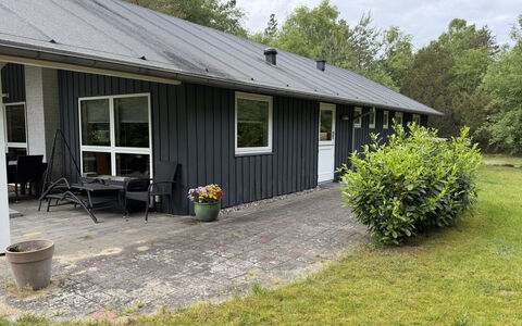 Laris - from the Sea: Gras, Hout, Dak, Huis, Verblijf, Siding, Huis, Land Lot, Groundcover, Schaduw