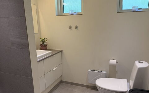 Laris - from the Sea: Wc Bril, Flooring, Badkamer, Loodgieterswerkinrichting, Toilet, Verdieping, Wastafel In De Badkamer, Interieur Ontwerp, Wastafel, Badkamerkast