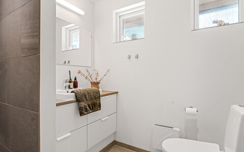 Laris - from the Sea: Flooring, Verdieping, Interieur Ontwerp, Loodgieterswerkinrichting, Badkamerkast, Hout, Wastafel, Wastafel In De Badkamer, Badkamer, Kraan