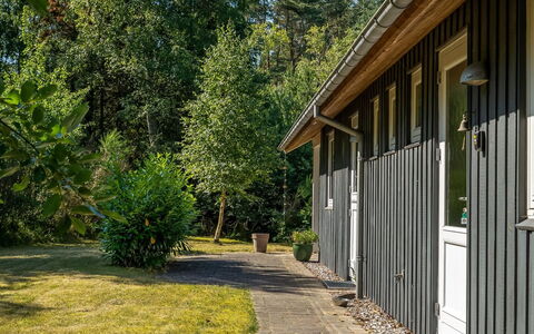 Laris - from the Sea: Gras, Struik, Huis, Verblijf, Land Lot, Groundcover, Schaduw, Tuin, Siding, Backyard