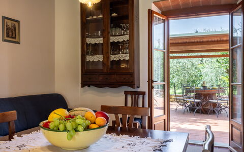 Il Cipresso, Casa Lucia, Cortona: Meubilair, Hout, Interieur Ontwerp, Tafel, Flooring, Eetkamer, Keuken En Eettafel, Stoel, Verdieping, Verlichting