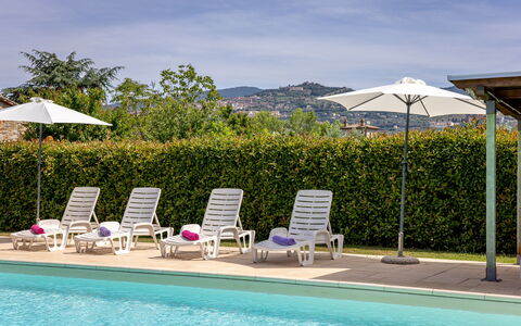 Il Cipresso, Casa Lucia, Cortona: Zwembad, Paraplu, Buitenmeubels, Toevlucht, Schaduw, Stoel, Buitentafel, Ligstoel, Eco Hotel, Landscaping