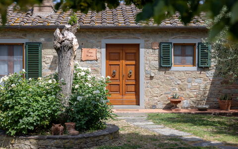 Il Cipresso, Casa Martina, Cortona: Muur, Deur, Huis, Struik, Bloempot, Huis, Verblijf, Home Deur, Tuin