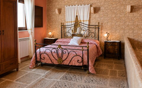 Antica Cascina 191: Meubilair, Muur, Flooring, Interieur Ontwerp, Verdieping, Verlichting, Slaapkamer, Linens, Kamer, Bed