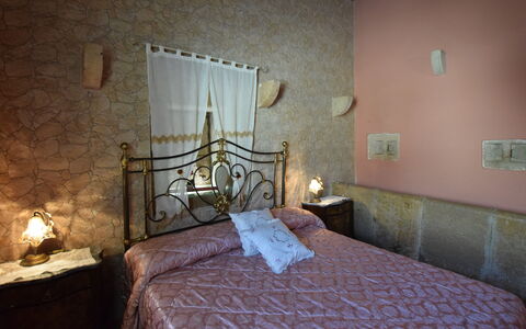 Antica Cascina 191: Muur, Slaapkamer, Meubilair, Linens, Bed, Verlichting, Interieur Ontwerp, Laken, Verdieping, Bedding