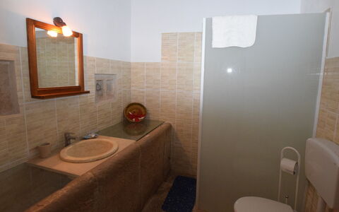 Antica Cascina 191: Muur, Loodgieterswerkinrichting, Wastafel In De Badkamer, Flooring, Verdieping, Badkamer, Interieur Ontwerp, Wastafel, Kamer, Loodgieter