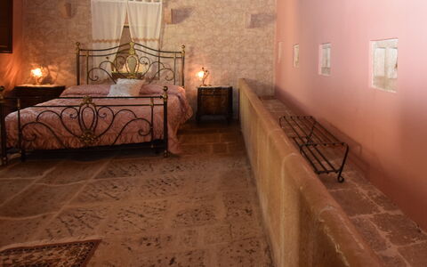 Antica Cascina 191: Muur, Flooring, Verdieping, Meubilair, Slaapkamer, Bed Frame, Linens, Bedding, Bed, Laken