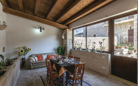 Antica Cascina 191: Muur, Meubilair, Flooring, Interieur Ontwerp, Verdieping, Verlichting, Plafond, Bloempot, Kamerplant, Stoel