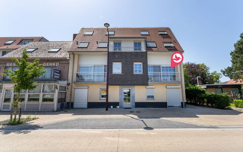 Duinenzicht with Balcony: Gebouw, Venster, Weg Oppervlak, Woongebied,  Dorf\, Buurt, Huis, Huis, Asfalt, Menselijke Nederzetting