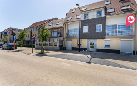 Duinenzicht with Balcony: Gebouw, Venster, Woongebied, Weg Oppervlak,  Dorf\, Stedelijk Gebied, Buurt, Stad, Huis, Straat