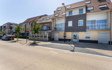 Duinenzicht with Balcony: Gebouw, Venster, Woongebied, Weg Oppervlak,  Dorf\, Buurt, Stedelijk Gebied, Huis, Huis, Asfalt